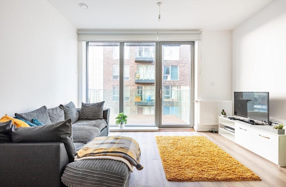 Impeccable 2-bed Apartment in Wembley