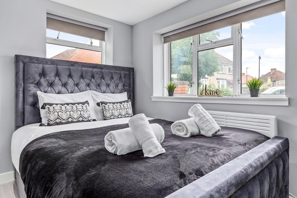 Lovely Ensuite Room Feltham Heathrow London Tw13 - Tap to explore photos
