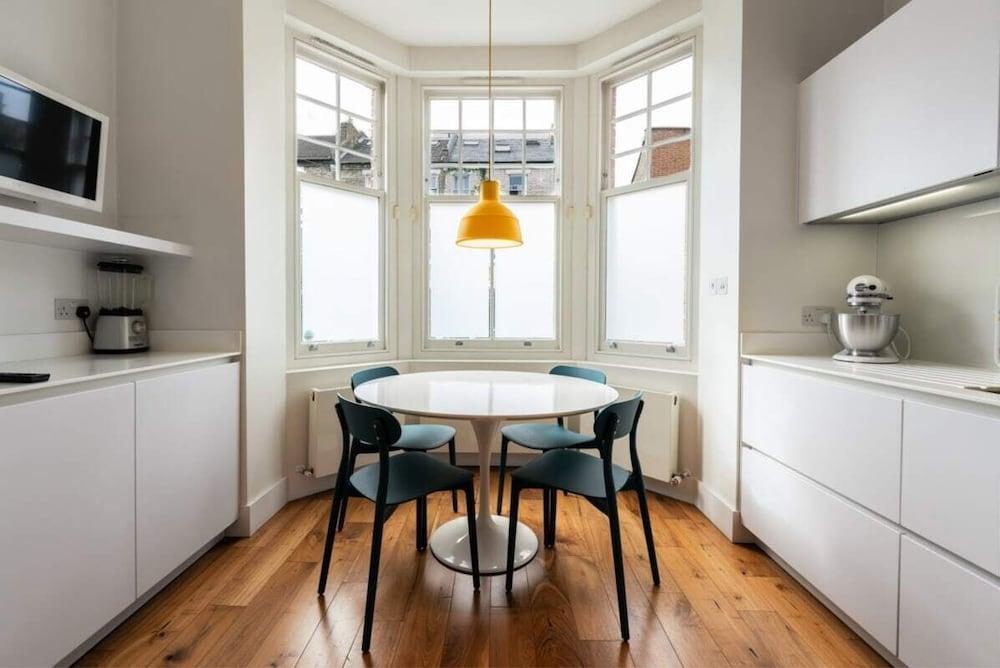 The Clapham Crib - Spacious 4bdr House With Patio - Tap to explore photos