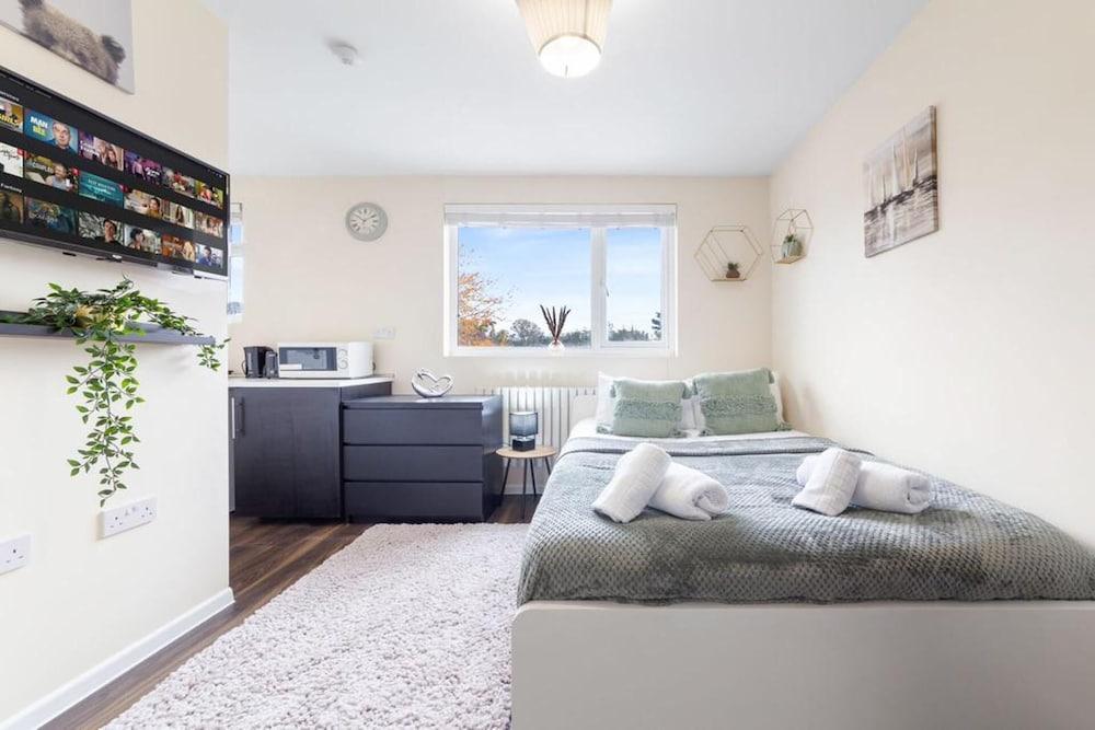 Stunning Ensuite Room In Isleworth TW7 - Tap to explore photos