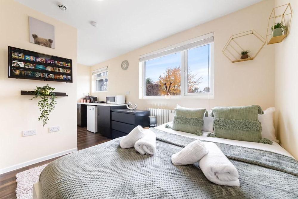 Stunning Ensuite Room In Isleworth TW7 - Tap to explore photos