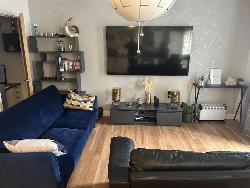 Immaculate 2-bed Apartment in Romford - Tap to explore photos