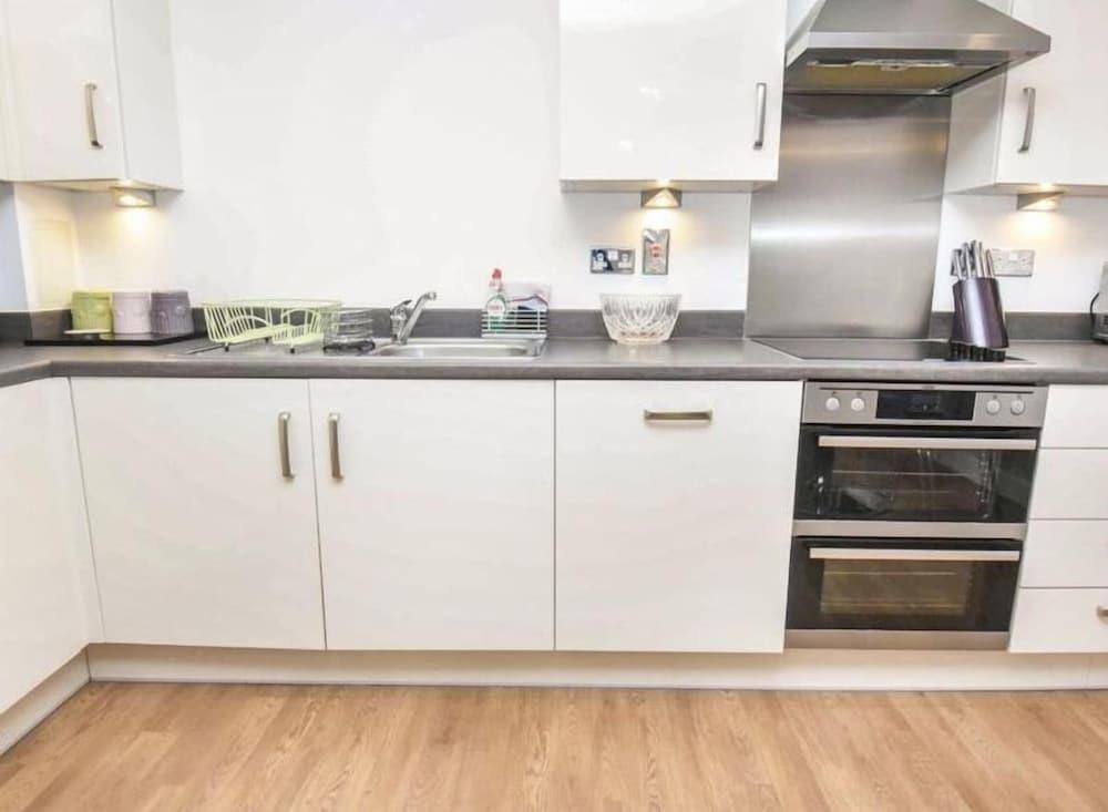 Immaculate 2-bed Apartment in Romford - Tap to explore photos