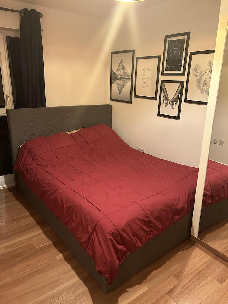 Immaculate 2-bed Apartment in Romford - Tap to explore photos