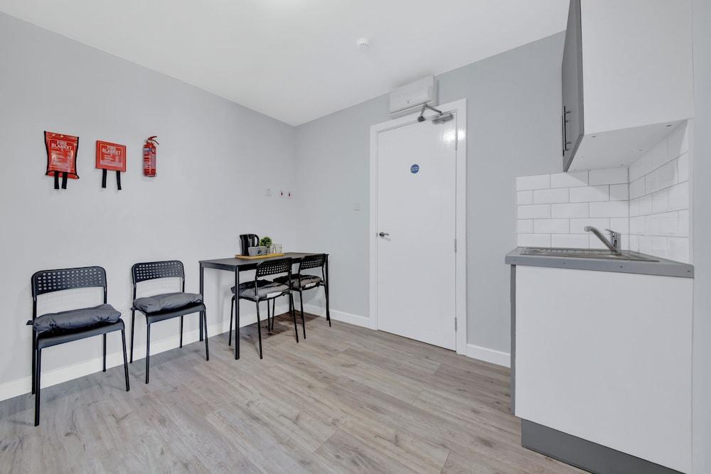Captivating 1-bed Studio in West Drayton - Tap to explore photos