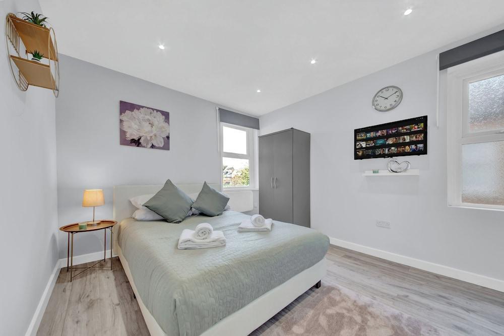 Captivating 1-bed Studio in West Drayton - Tap to explore photos