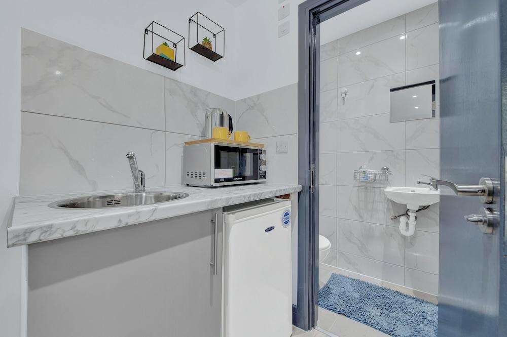 Serviced Ensuite Studio in Feltham London Heathrow - Tap to explore photos