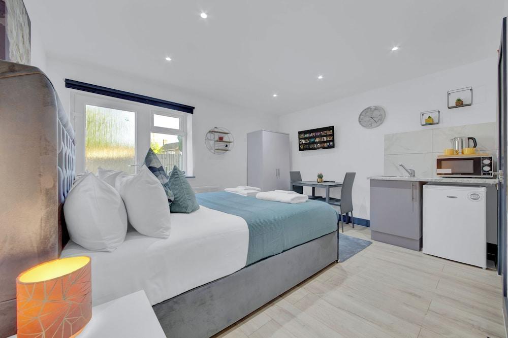 Serviced Ensuite Studio in Feltham London Heathrow - Tap to explore photos