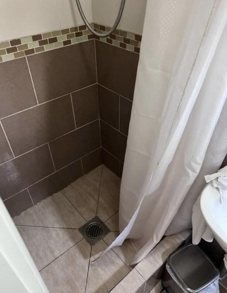 Inviting 1-bed Apartment in Ilford - Tap to explore photos