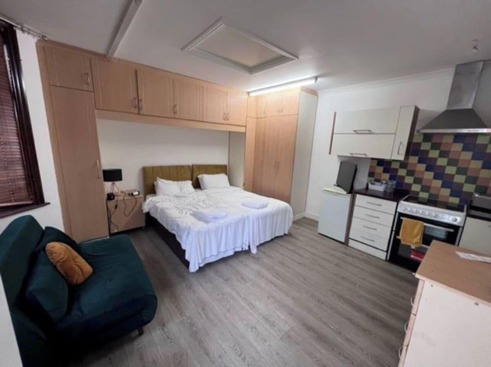 Inviting 1-bed Apartment in Ilford - Tap to explore photos
