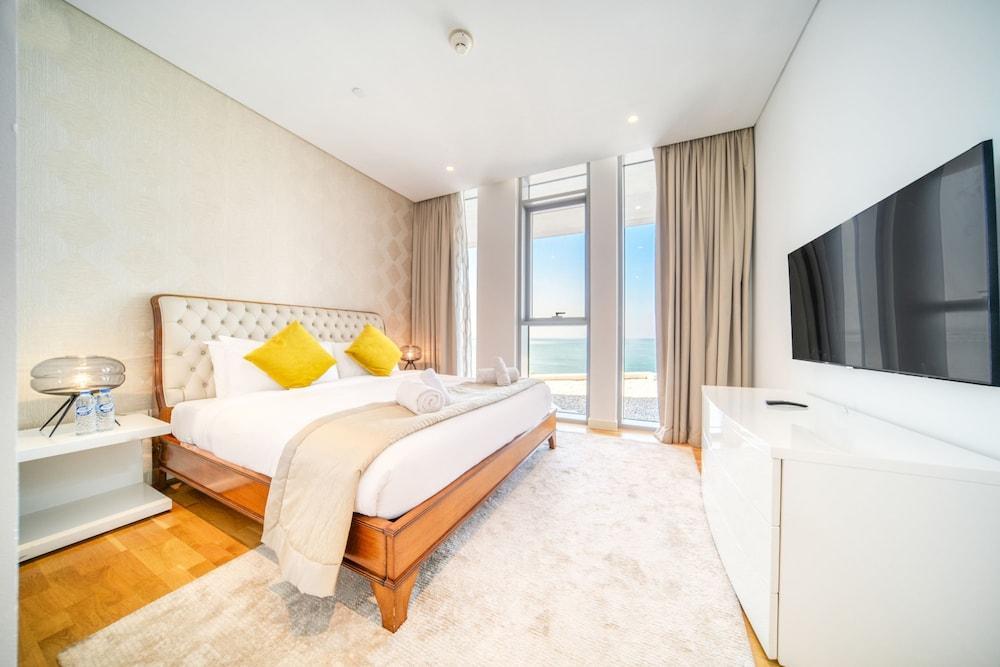 Bluewaters Escape Ocean View and Luxury Living - Tap to explore photos