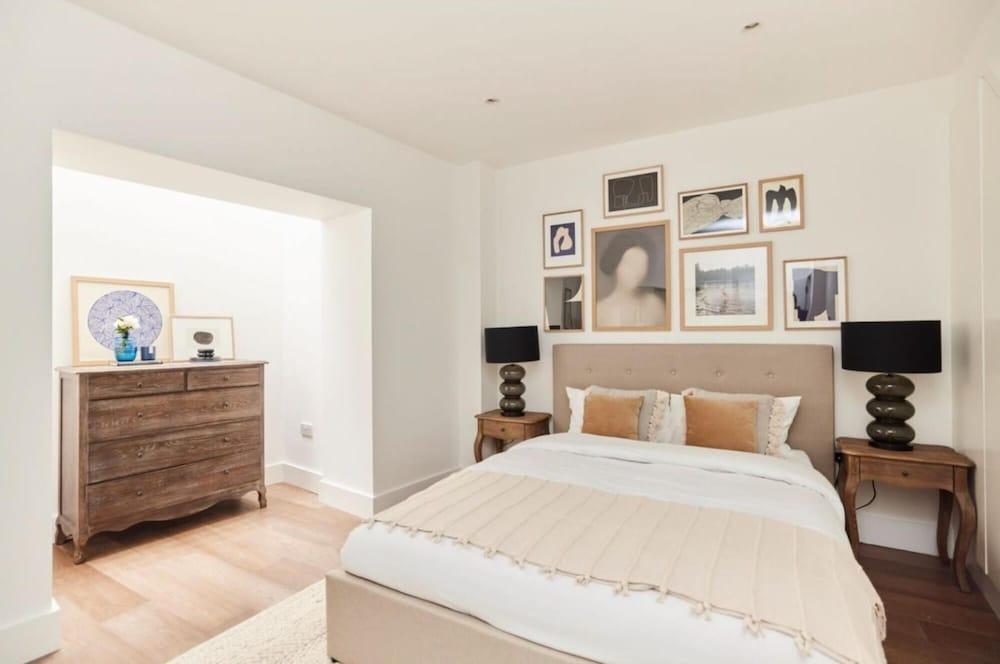 The Hammersmith Place - Bright 2bdr Flat - Tap to explore photos