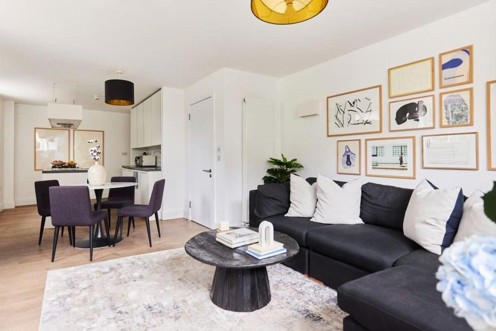 The Hammersmith Place - Bright 2bdr Flat - Tap to explore photos