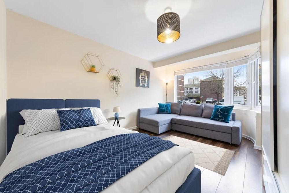 Spacious Double Bed With Sofa Bed In Isleworth TW7 - Tap to explore photos