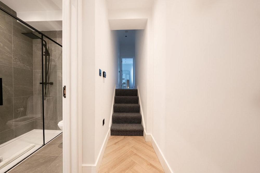 The Battersea Scenery - Elegant 2bdr Flat - Tap to explore photos