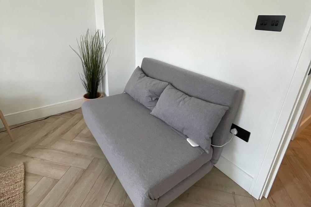The Battersea Scenery - Elegant 2bdr Flat - Tap to explore photos