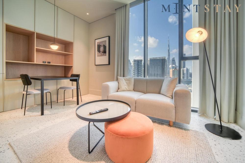Chic Studio w Panoramic Burj Khalifa Views