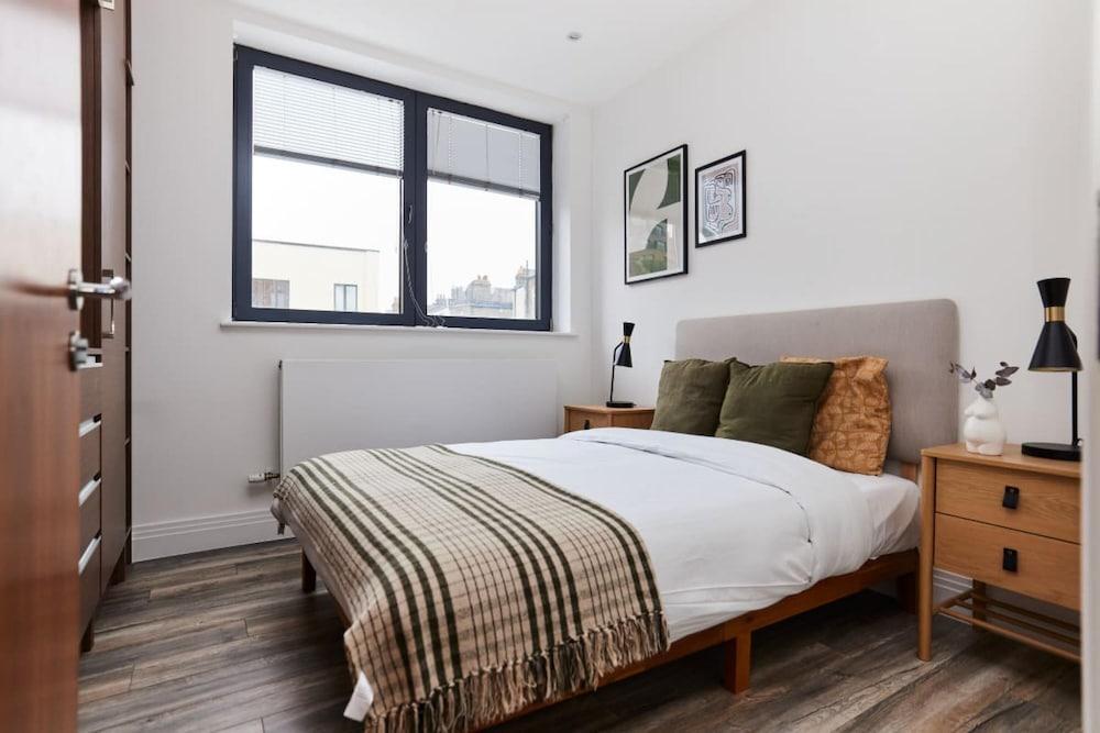 The Wembley Escape - Lovely 2bdr Flat - Tap to explore photos