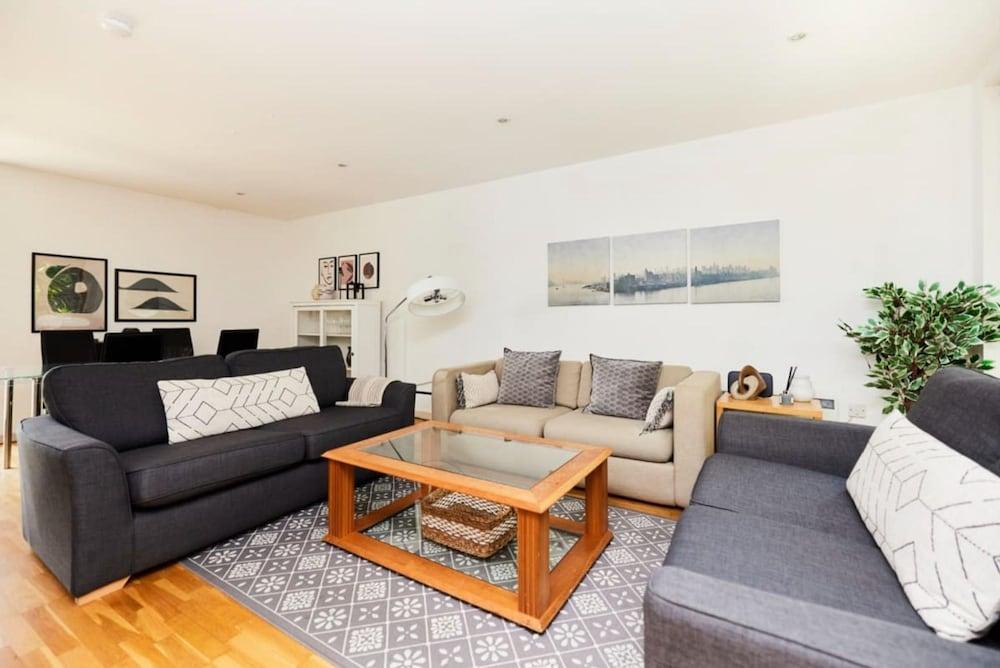 The Jasper Walk Escape - Charming 2bdr Flat With Balcony - Tap to explore photos