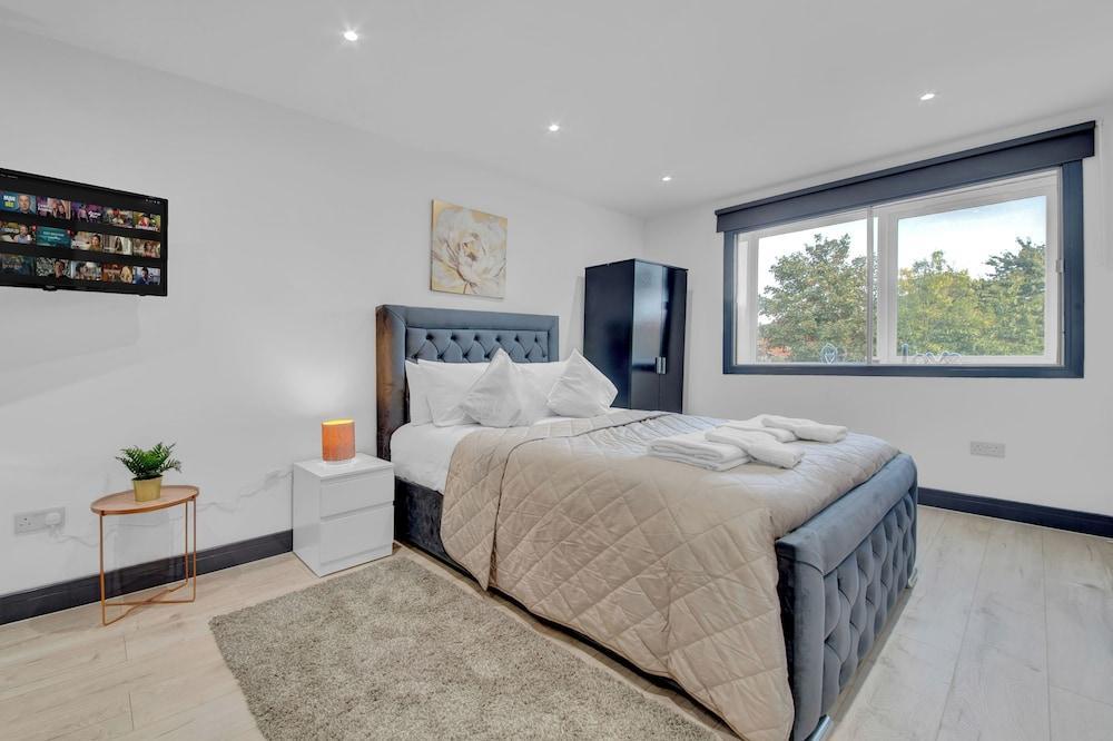 Captivating 1-bed Studio in Feltham - Tap to explore photos