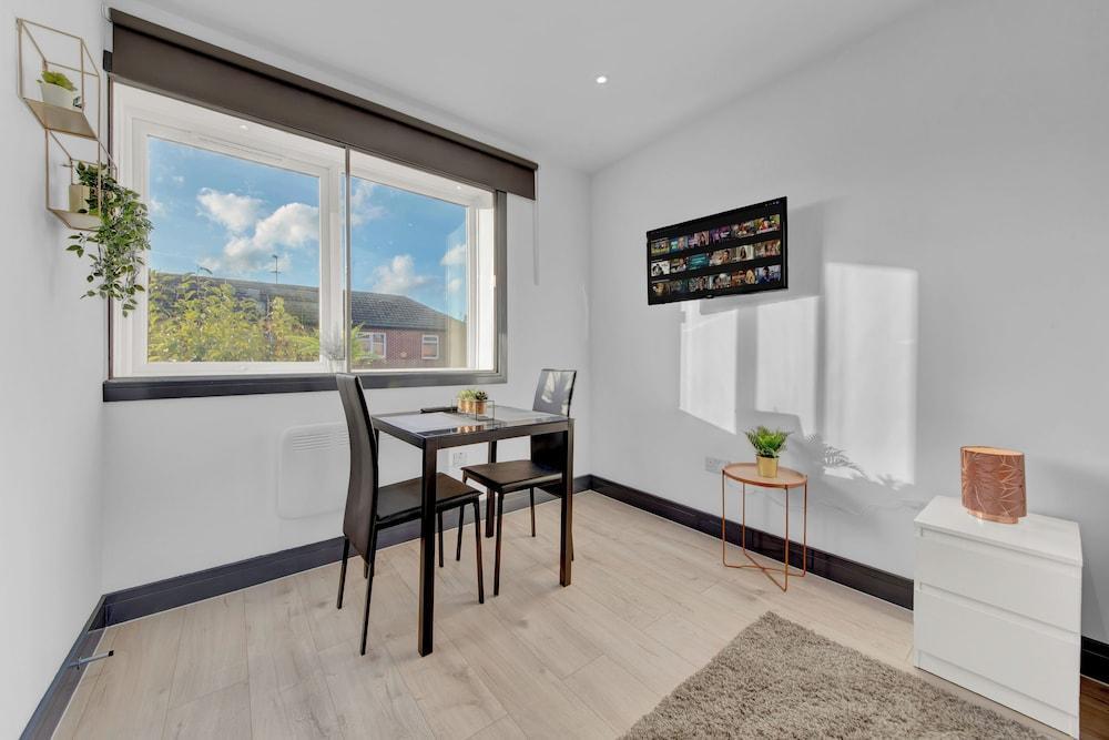 Captivating 1-bed Studio in Feltham - Tap to explore photos