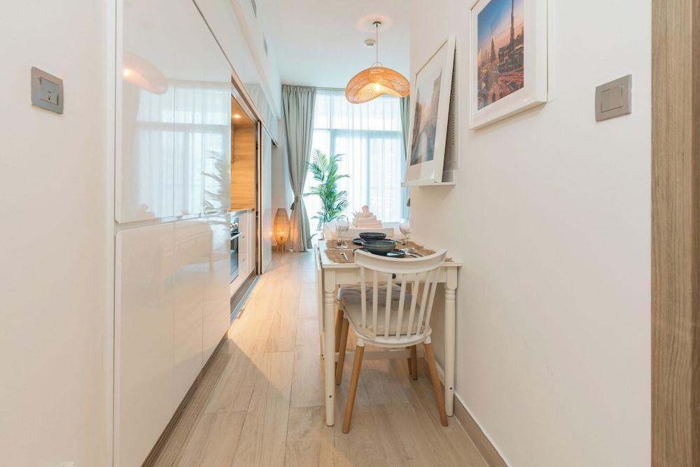 Stunning Apt Marina view with Balcony