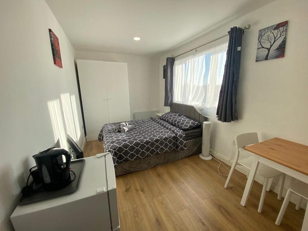 Comfortable Homely Studio Flat in Wembley - Tap to explore photos