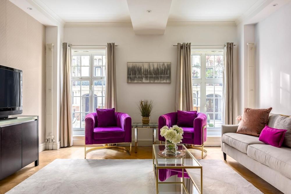Park Lane Lux 2-bed Apartment - Tap to explore photos