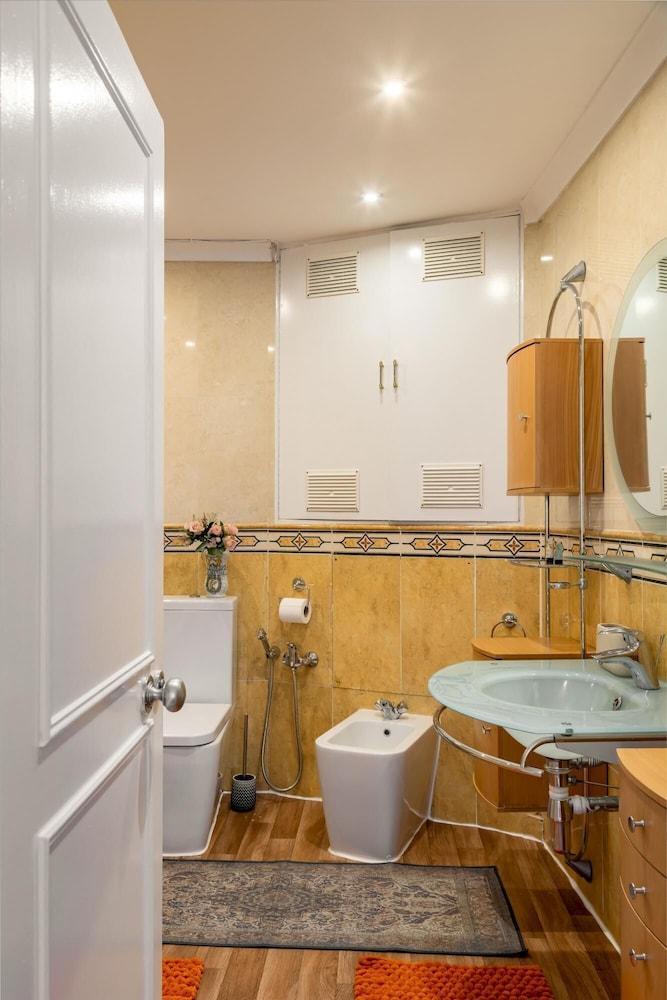 Park Lane Lux 2-bed Apartment - Tap to explore photos