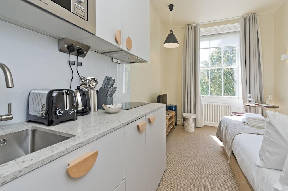 Homely Pied a Terre Studio Near Regents Park - Tap to explore photos