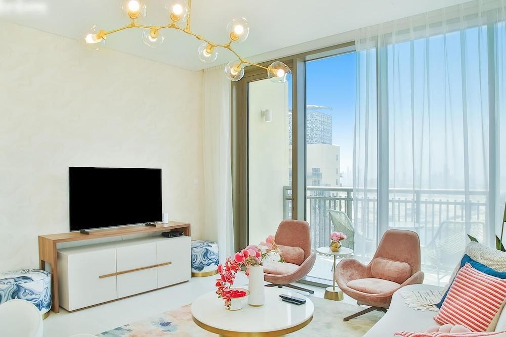 Lavish Living Along the Dubai Creek - Tap to explore photos