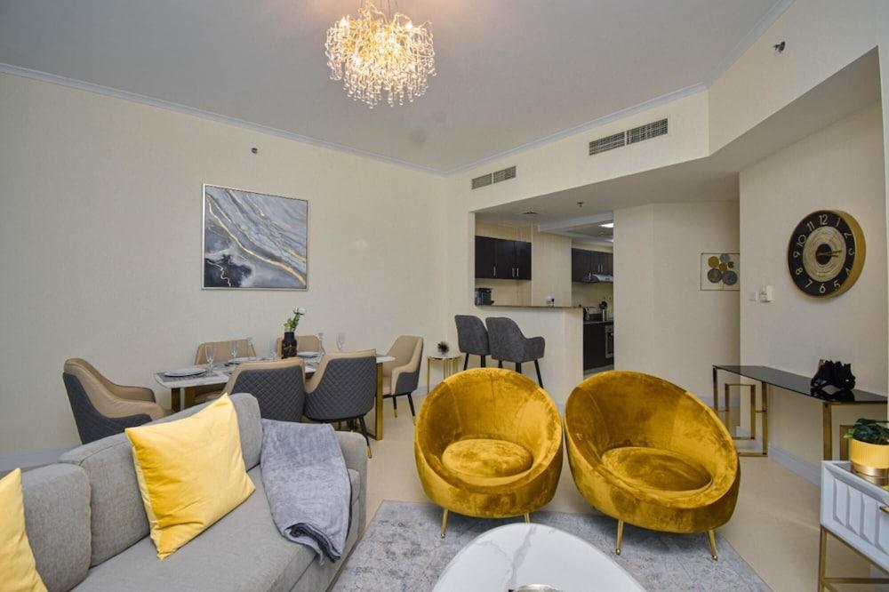 Experience Luxurious Sky High Marina Living - Tap to explore photos