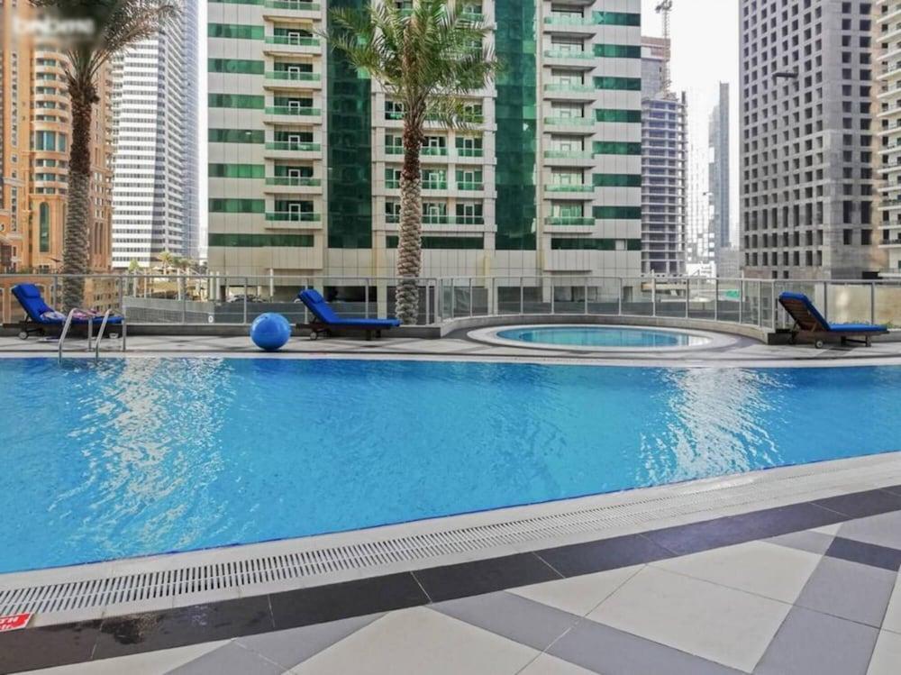 Experience Luxurious Sky High Marina Living - Tap to explore photos