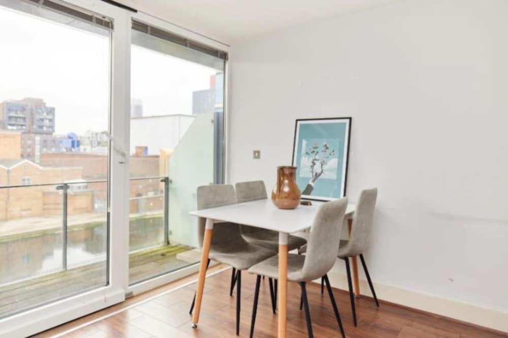 The Graham Park Hideout - Breathtaking 2bdr Flat With Balcony - Tap to explore photos