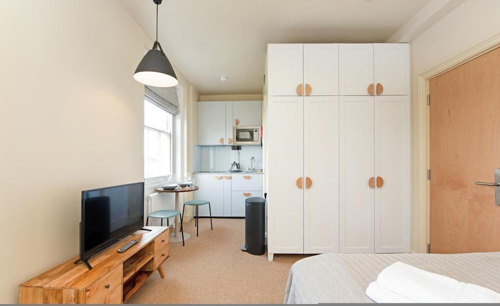 Charming Studio in Historic Primrose Hill Terrace - Tap to explore photos