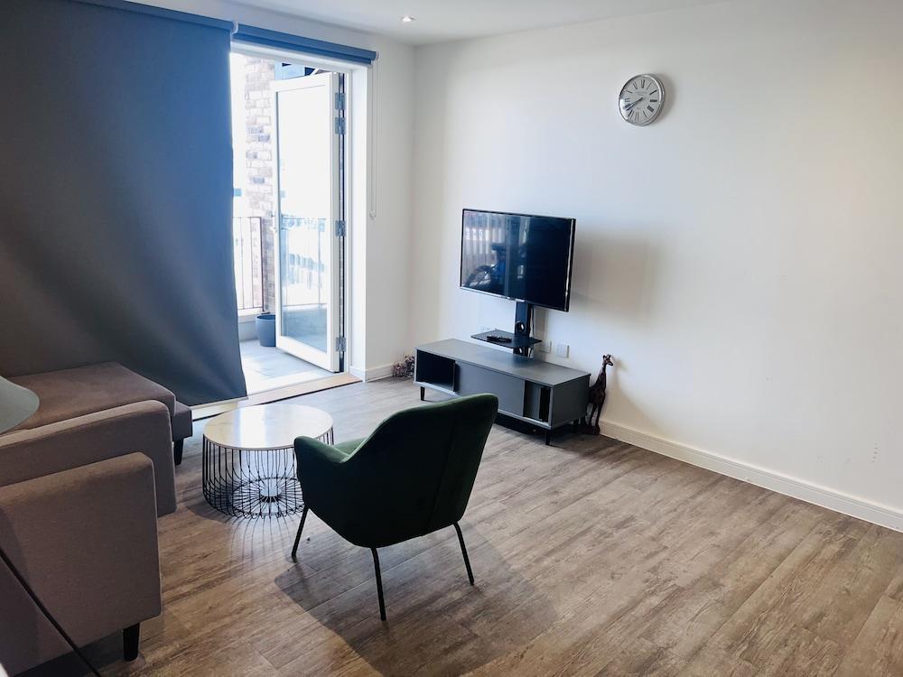 Lovely 1-bedroom With Private Balcony Near Barking - Tap to explore photos