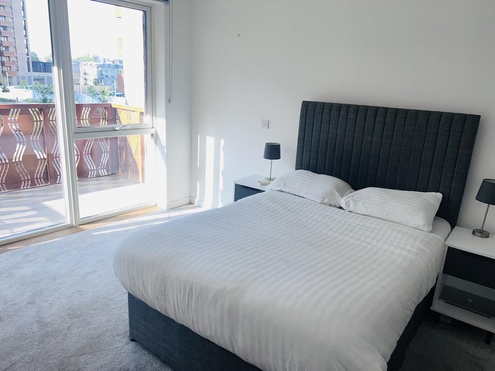 Lovely 1-bedroom With Private Balcony Near Barking - Tap to explore photos