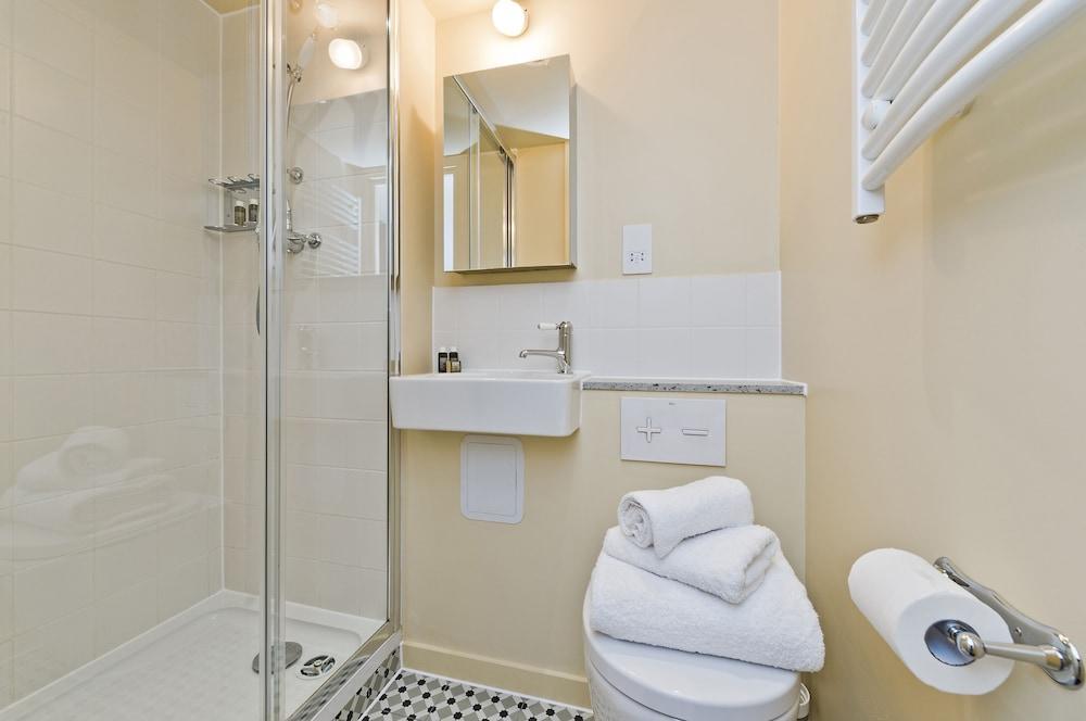 Delightful Lower Ground Studio in Leafy NW London - Tap to explore photos