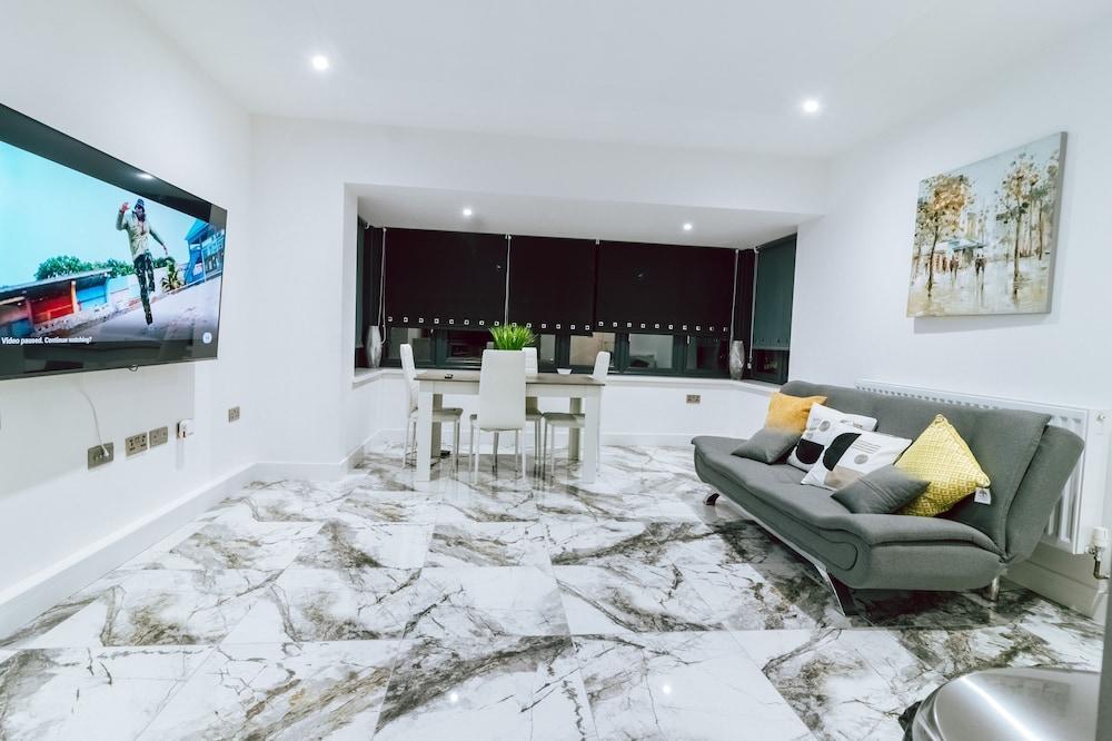 Charming 2-bed Apartment in Purley - Tap to explore photos