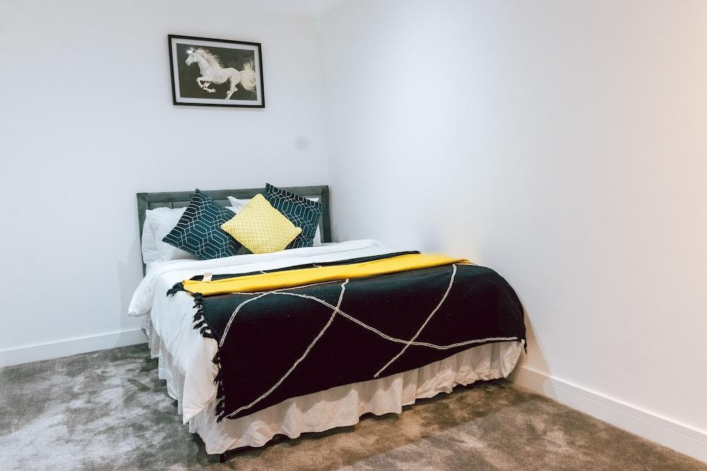 Charming 2-bed Apartment in Purley - Tap to explore photos