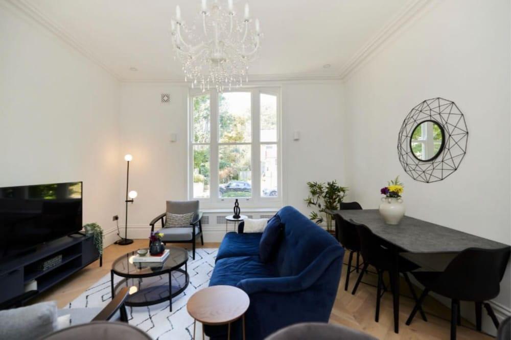 The Crystal Palace Wonder - Lovely 2bdr Flat With Parking - Tap to explore photos