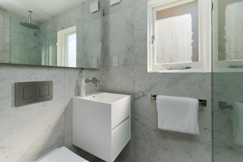 The Crystal Palace Wonder - Lovely 2bdr Flat With Parking - Tap to explore photos