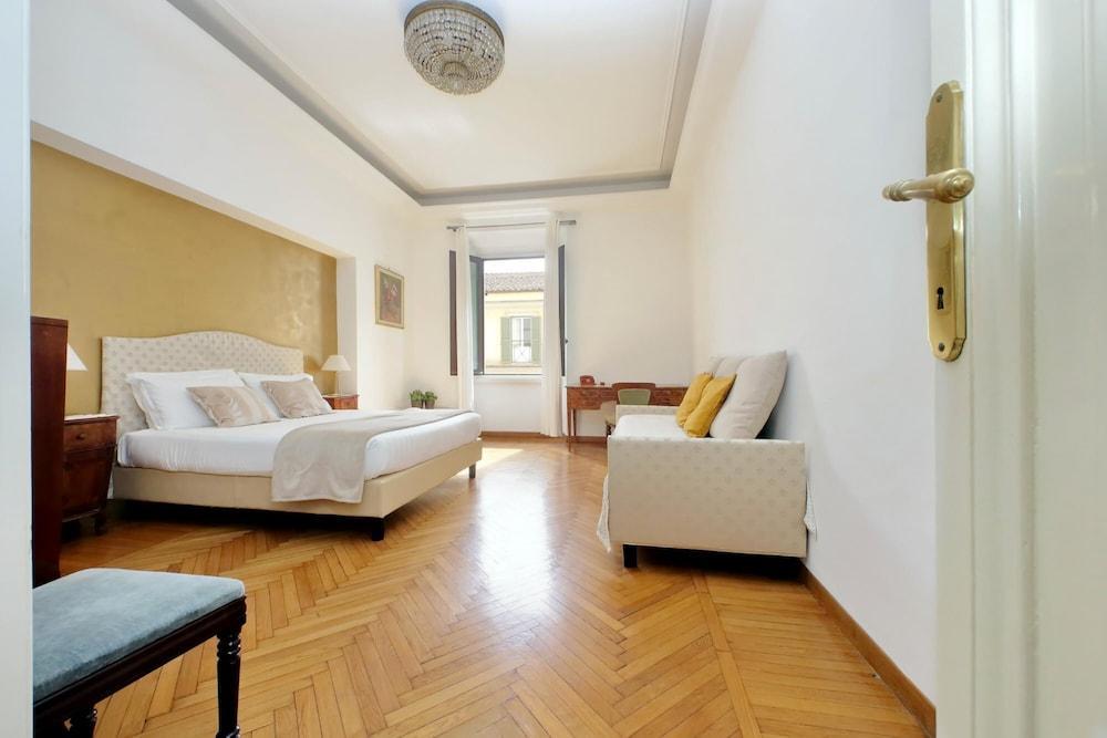 Treasurerome Spanish Steps Family 4BR - Tap to explore photos