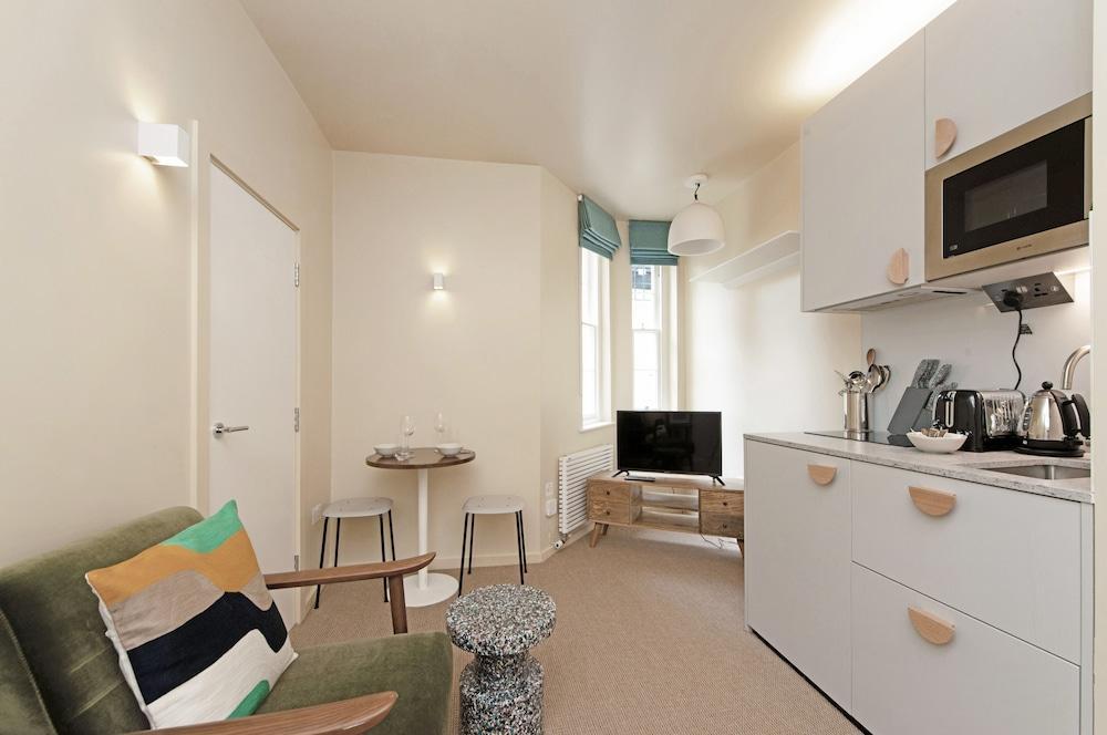Spacious Lower Ground Studio in Primrose Hill - Tap to explore photos