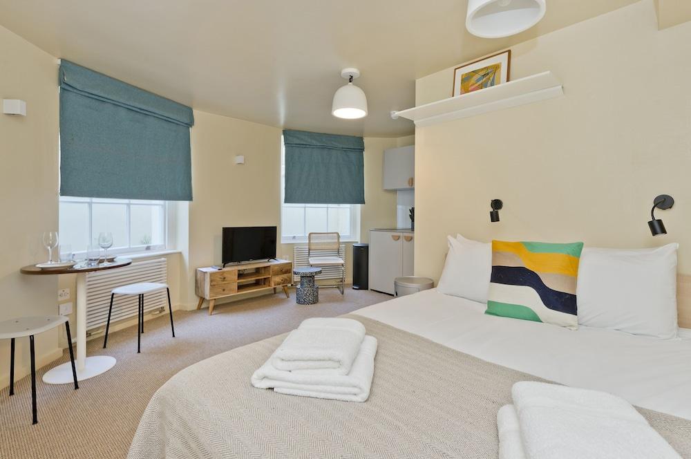 Spacious Lower Ground Studio in Primrose Hill - Tap to explore photos