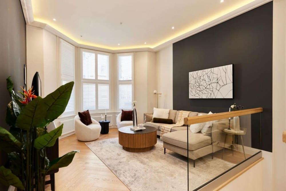 The Chelsea Wonder - Spacious 3bdr Flat With Terrace Garden - Tap to explore photos