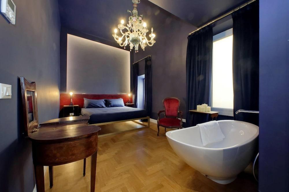 Treasurerome Quattro Fontane Luxury - Tap to explore photos