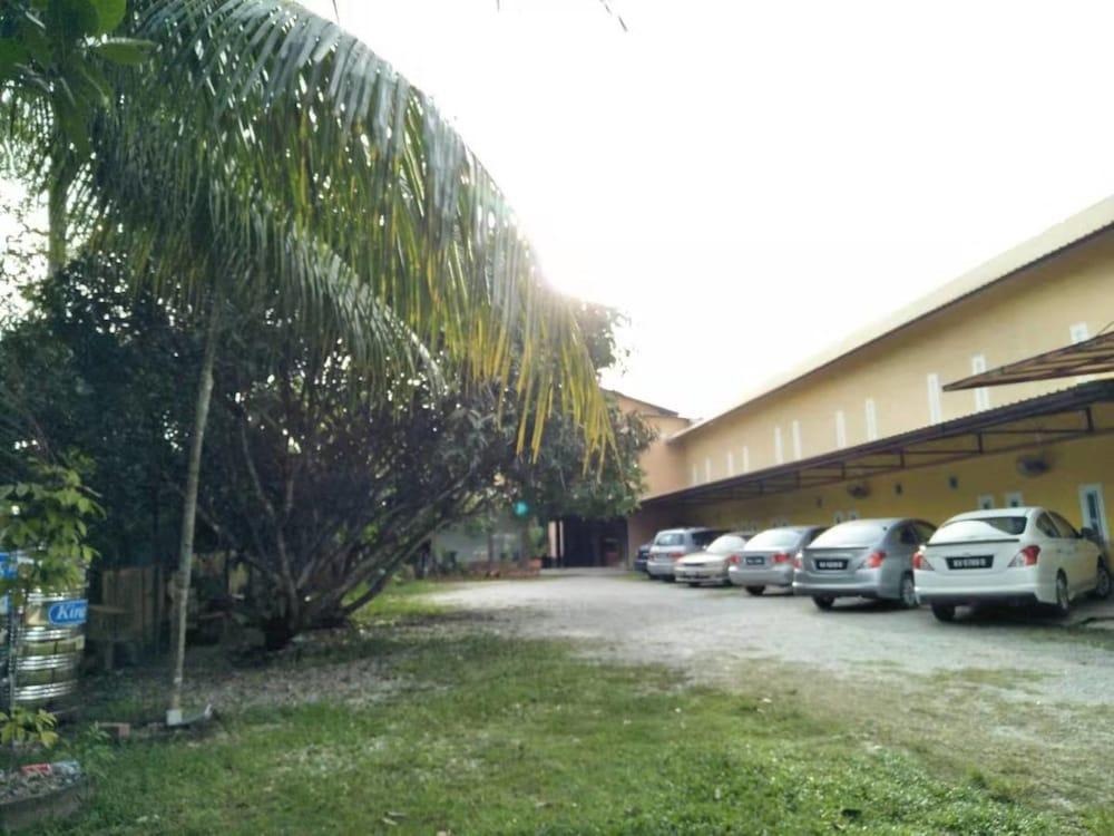 Motel Kampung Kuah - Tap to explore photos