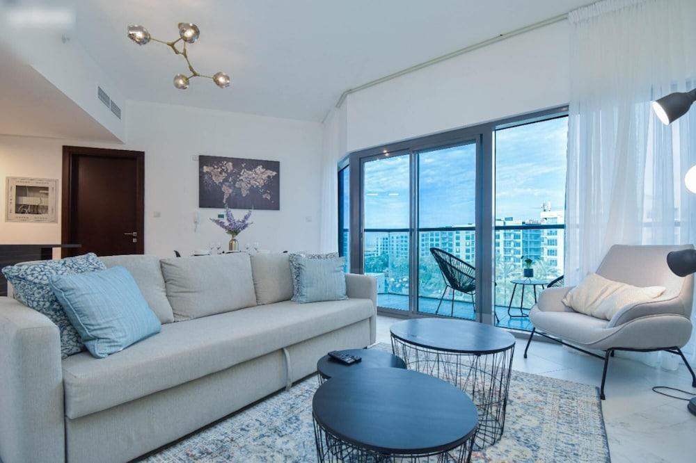 Deluxe 1BR in Dubai South - Tap to explore photos