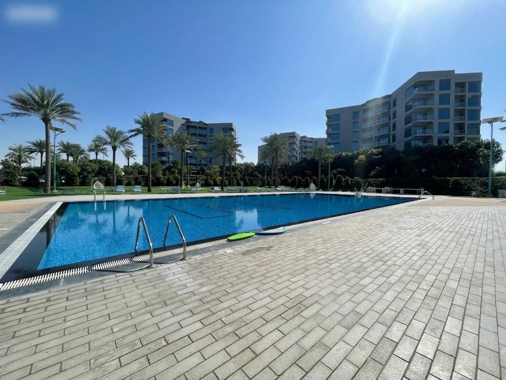 Deluxe 1BR in Dubai South - Tap to explore photos
